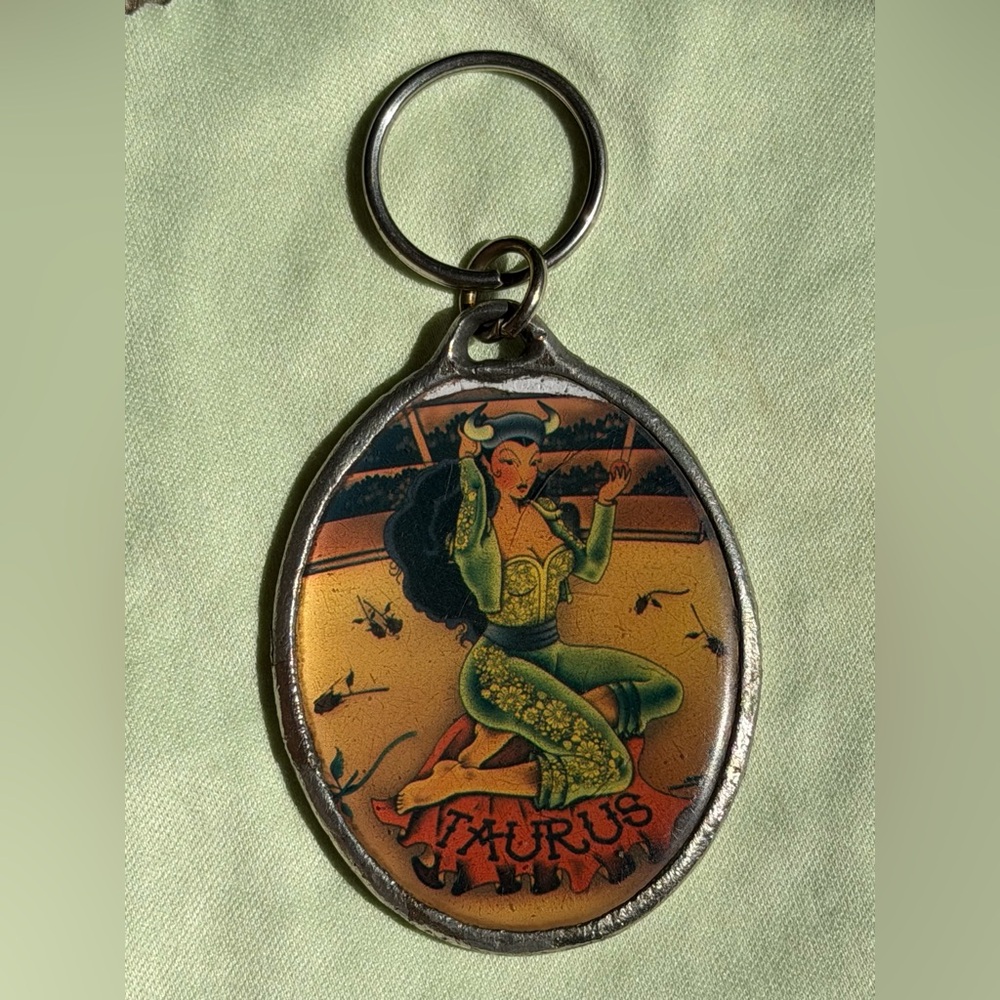♉️ Taurus the bull pin up tattoo style
Isabella Fiore keychain 
vintage 90’s